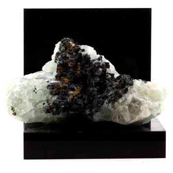 Chalcopyrite + Fluorite. 3136.00 ct.
