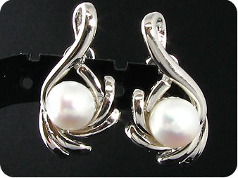 2x8mm White Fresh Water Pearl Round Style Earrings