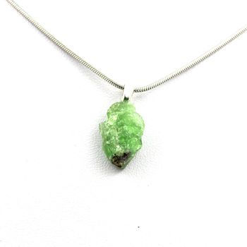 Collier Grenat Tsavorite brut. 9.99 ct.
