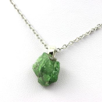 Collier Grenat Tsavorite brut. 16.08 ct.
