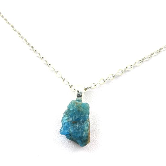 Collier Apatite bleu neon brut. 8.81 ct.