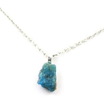 Collier Apatite bleu neon brut. 8.81 ct.