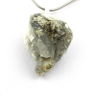 Collier Quartz gris brut. 46.97 ct.