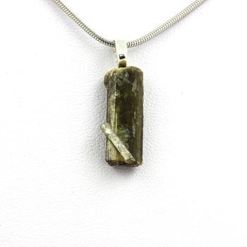 Collier Epidote brut. 9.96 ct.