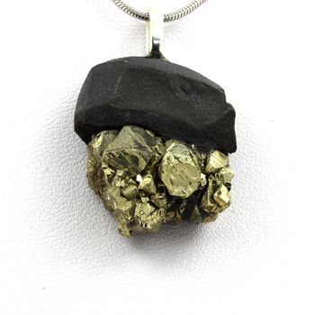 Collier Pyrite brut. 71.88 ct.