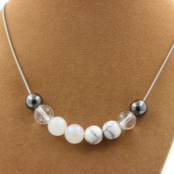 Collier perles Hématite + Quartz + Pierre de lune + Howlite 8 mm. Chaine en acier inoxydable.