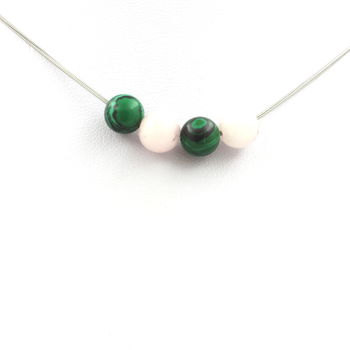 Collier perles Opale Rose + Malachite 8 mm. Chaine en acier inoxydable.