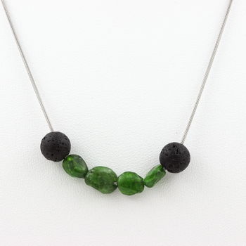 Collier perles Diopside du Brésil + Lave 8 mm. Chaine en acier inoxydable.