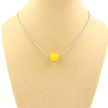 Collier 1 perle Agate jaune 8 mm. Chaine en acier inoxydable.