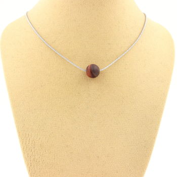 Collier 1 perle Oeil de Tigre rouge mat 8 mm. Chaine en acier inoxydable.