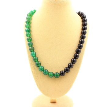 Collier perles Agate verte + Agate noire 8 mm. Chaine en acier inoxydable.