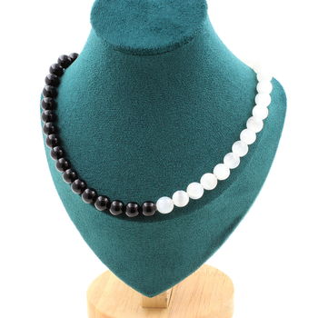 Collier perles Selenite du Maroc + Agate noire 8 mm. Chaine en acier inoxydable.