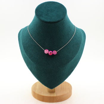 Collier 3 perles Agate craquelé Fuchsia 8 mm. Chaine en acier inoxydable