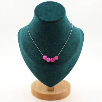 Collier 4 perles Agate craquelé Fuchsia 8 mm. Chaine en acier inoxydable