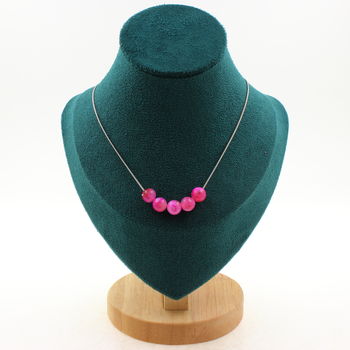 Collier 5 perles Agate craquelé Fuchsia 8 mm. Chaine en acier inoxydable