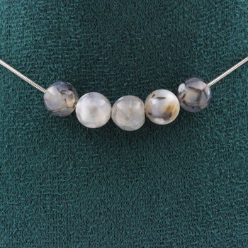 Collier 5 perles Agate veines de Dragon 8 mm. Chaine en acier inoxydable