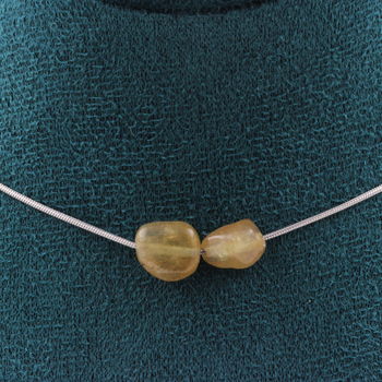 Collier 2 perles Apatite jaune de Madagascar. Chaine en acier inoxydable