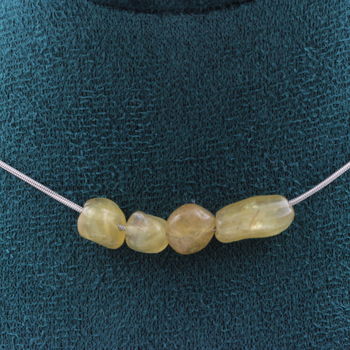 Collier 4 perles Apatite jaune de Madagascar. Chaine en acier inoxydable