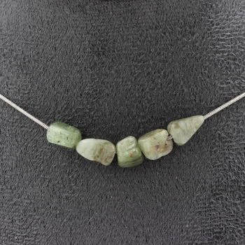 Collier 5 perles Apatite verte de Madagascar. Chaine en acier inoxydable