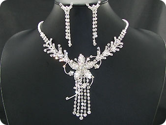 250 x 8-3mm White Simulated Diamonds Necklace Earrings Set