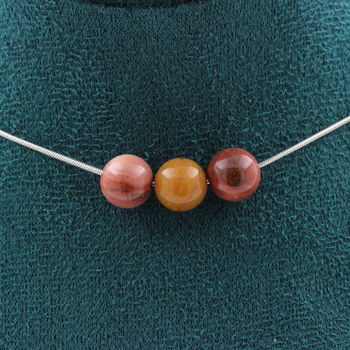 Collier 3 perles Bois pétrifié 8 mm. Chaine en acier inoxydable