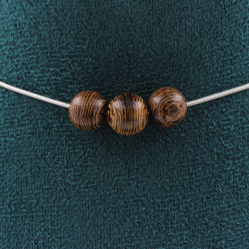 Collier 3 perles Bois 8 mm. Chaine en acier inoxydable