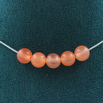 Collier 5 perles Calcédoine orange 8 mm. Chaine en acier inoxydable