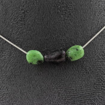 Collier 3 perles Epidote de Myanmar (Birmanie). Chaine en acier inoxydable