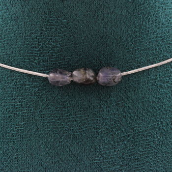Collier 3 perles Cordierite Iolite de Madagascar. Chaine en acier inoxydable