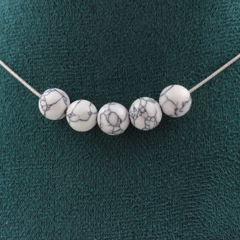 Collier 5 perles Howlite 8 mm. Chaine en acier inoxydable