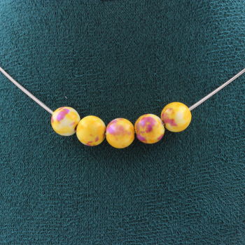 Collier 5 perles Jaspe jaune violet 8 mm. Chaine en acier inoxydable