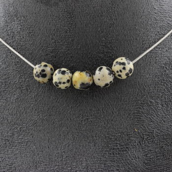 Collier 5 perles Jaspe Dalmatien 8 mm. Chaine en acier inoxydable
