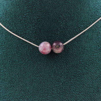 Collier 2 perles Mica violet de Tanzanie 8 mm. Chaine en acier inoxydable