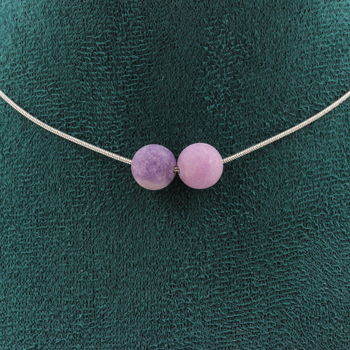 Collier 2 perles Mica violet mat 8 mm. Chaine en acier inoxydable