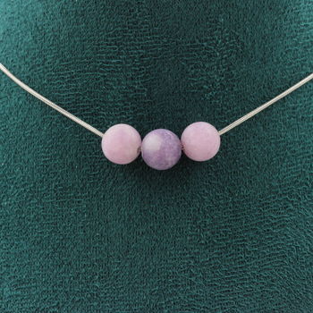 Collier 3 perles Mica violet mat 8 mm. Chaine en acier inoxydable