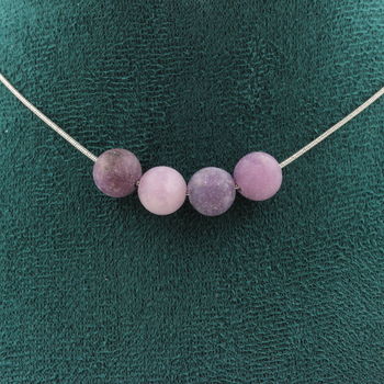 Collier 4 perles Mica violet mat 8 mm. Chaine en acier inoxydable