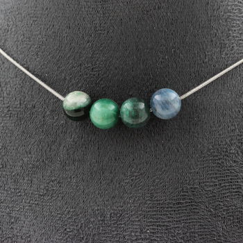 Collier 4 perles Mica vert de Tanzanie qualité 5A 8 mm. Chaine en acier inoxydable