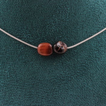 Collier 2 perles Oeil de Tigre rouge du Brésil. Chaine en acier inoxydable