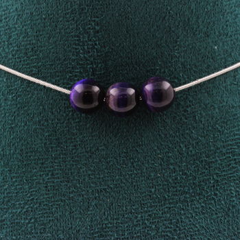 Collier 3 perles Oeil de Tigre violet 8 mm. Chaine en acier inoxydable