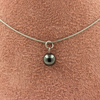 Collier 1 perle Hématite 8 mm. Chaine en acier inoxydable.