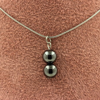 Collier 2 perles Hématite 8 mm. Chaine en acier inoxydable.