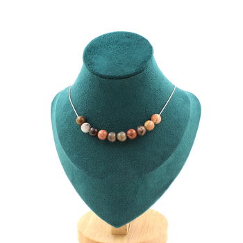 Collier 10 perles Bois pétrifié 8 mm. Chaine en acier inoxydable