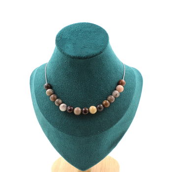 Collier 15 perles Bois pétrifié 8 mm. Chaine en acier inoxydable