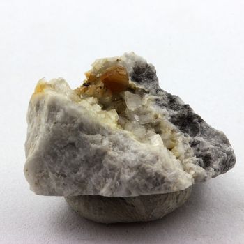 Bastnäsite + Dolomite. 12.30 ct.