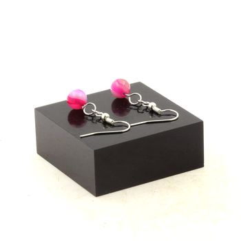 Boucles D'oreilles 1 Perle Agate craquelé Fuchsia 8 mm en acier inoxydable.