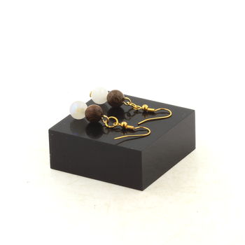 Boucles D'oreilles 2 Perles Pierre de lune + bois 8 mm en acier inoxydable doré.
