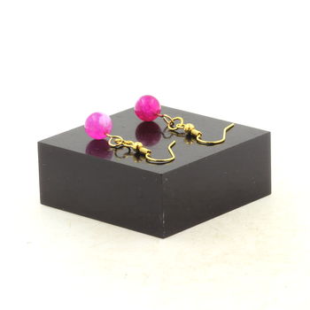 Boucles D'oreilles 1 Perle Agate craquelé Fuchsia 8 mm en acier inoxydable doré.