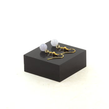 Boucles D'oreilles 1 Perle Calcédoine bleu 8 mm en acier doré inoxydable.