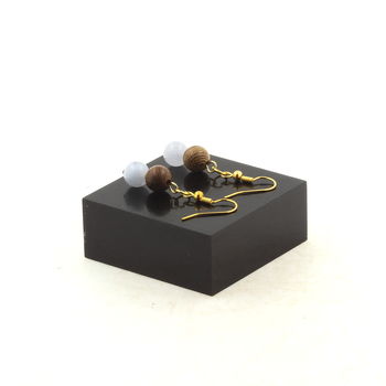 Boucles D'oreilles 2 Perles Calcédoine bleu + bois 8 mm en acier doré inoxydable.