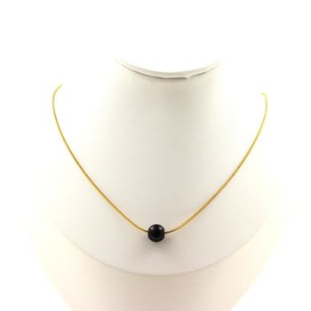 Collier 1 perle Agate noire 8 mm. Chaine en acier doré inoxydable.